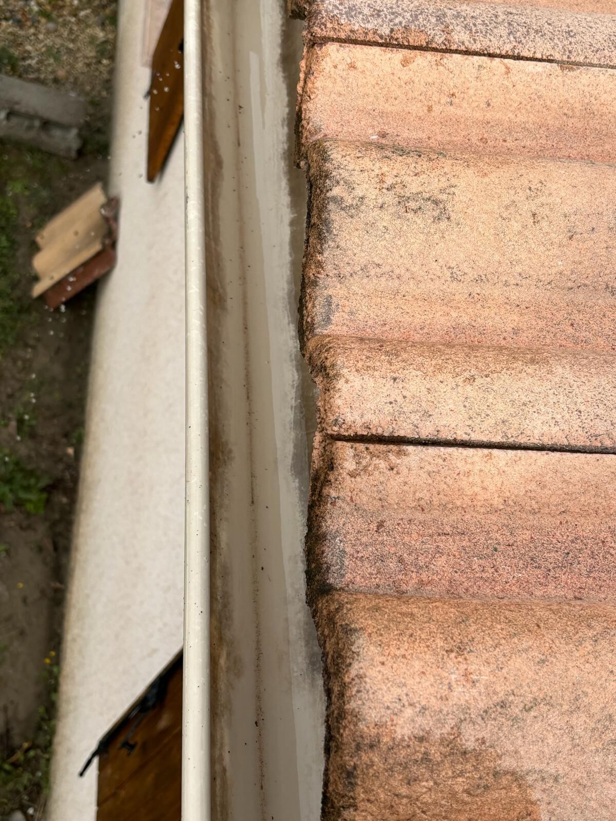 Gouttière et rive de toiture en tuiles vues de près